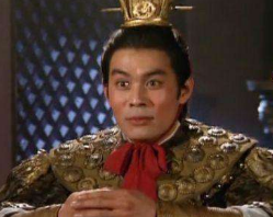 董卓为什么一开始只让吕布做一个骑都尉，后来才升为中郎将？