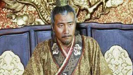 朱元璋批奏折时宫女进来送吃的，结果宫女被斩了
