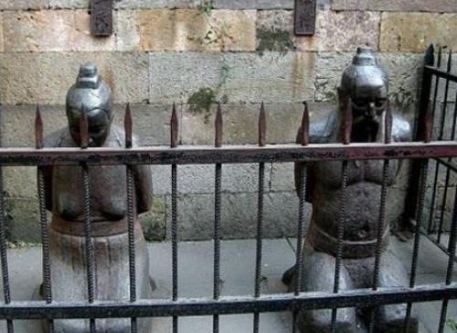 揭秘：岳王坟前跪着的四个人分别是谁？