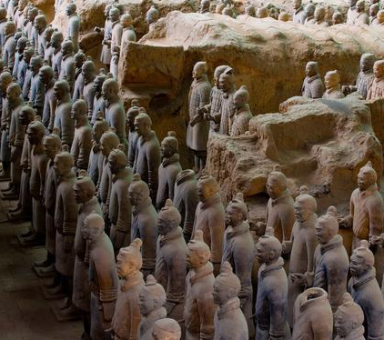 秦始皇当初给所有兵马俑都分配了武器 这些武器最后去了哪里