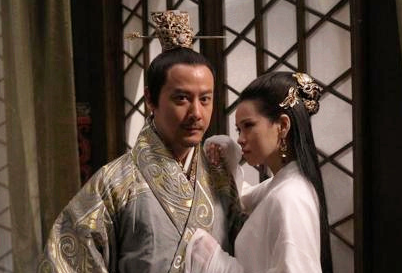 王延翰之弟王延钧杀兄夺位，称帝后却成乱世昏君