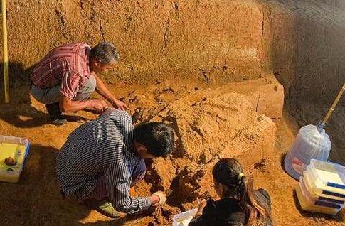 千年古墓中发现46具妙龄女尸，却发着奇妙的绿光