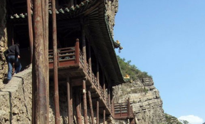 历经1500年不倒的空中花园，上载危岩，下临深谷被称为悬空寺