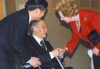 英国首相撒切尔夫人紧握一个年过9旬中国老人，这个老人是谁！
