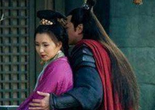 郭汜跌下神坛还喝粪的原因是什么？是因为谁？