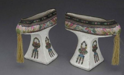 清宫剧里的妃子为什么都要丫鬟扶着走？走路也是有规矩的？