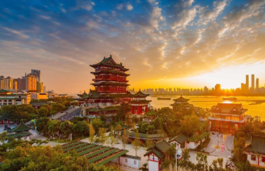 《滕王阁序》中的滕王指的是谁？他为何要修建滕王阁？