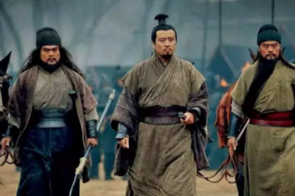 刘备家道中落靠卖草鞋为生，为何他能成为蜀国的国君呢？