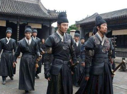 清朝侍卫佩刀为什么都是反着带的 这里边有什么讲究吗