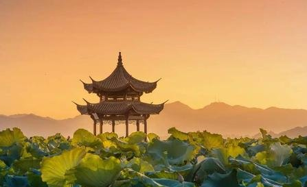 《夏日南亭怀辛大》的写作背景是什么？该如何去理解呢？