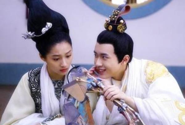 中国历史上第一个皇贵妃是谁？最后怎么死的？