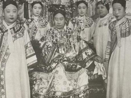 清朝皇帝的妃子都是层层挑选出来的 为何留下的照片都是丑的