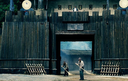 面对司马懿大军来袭 诸葛亮摆空城计为什么还要人扫地