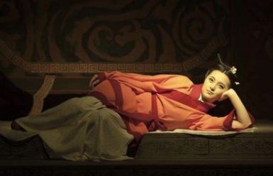 董卓巅峰时刻的权力有多大？皇帝随便废仇家都逃跑