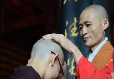 人头顶上都有戒疤,会误认为凡是和尚都会有,其实这是对佛教知识的错误