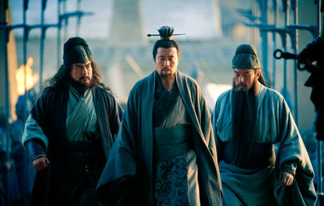 关羽为什么看不起黄忠这个人 柿子还得挑软的捏