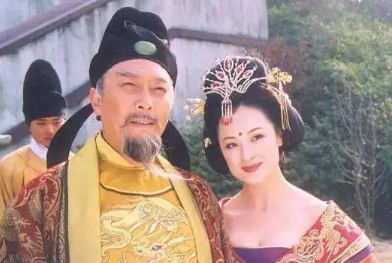 杨贵妃受宠后家人都升官，为何只有养父遭到冷落？