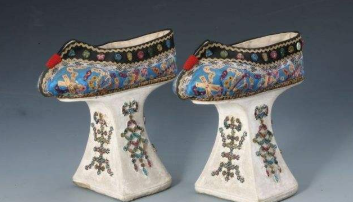 花盆底鞋穿起来那么的难受 为何清代的妃子们还是要穿呢