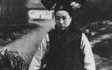 她是慈禧太后的养女，最后却吞食鸦片自尽