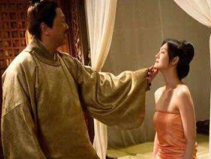 古代夫妻晚上同房的时候 陪嫁的丫环为什么在守在床边