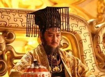 杨坚能称帝成功的原因是什么？有个人帮了大忙