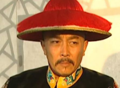 乾隆的兄弟弘昼整日装疯卖傻，他是为了什么？