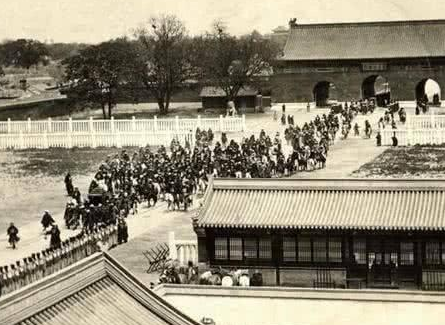 古代皇帝为什么多在皇宫活动而不是出宫 只因为当地的百姓伤不起