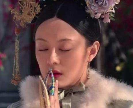 揭秘：清朝妃子手上为什么要戴长指甲？
