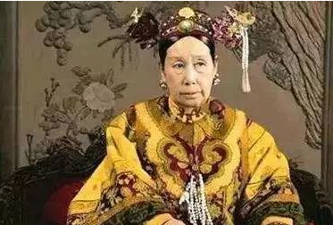 慈禧太后晚上睡觉要14个人值班，他们都干些什么？