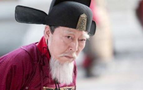 严嵩在皇城值夜班差点被一动物踩死，这是怎么回事？