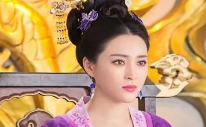 刘娥死前不断拉扯衣服，她为何要这样做？