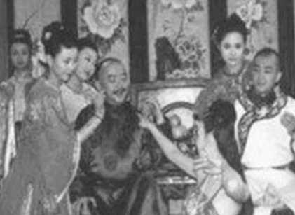 和珅作为一个大贪官 嘉庆抓和珅的时候为何对贪污只字不提