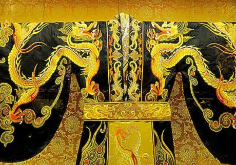 古时制作一件皇帝的龙袍前后共要用到多少人？造价大概是多少？