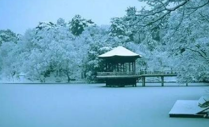 明代古文赏析之湖心亭看雪，该篇古文描写了什么景象？