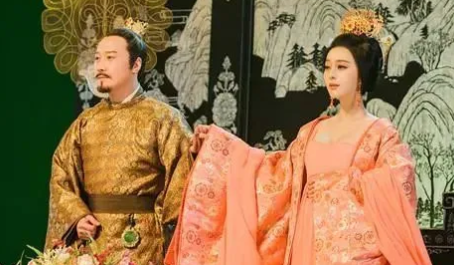 李白最肉麻的一首诗，把杨玉环写成仙女
