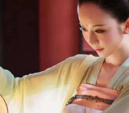 清朝妃嫔和宫女脖子上的白绢叫什么 这白绢有什么作用