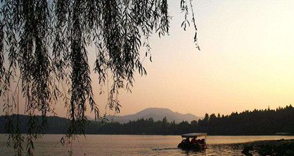 有哪些与杭州相关的诗词?诗词是怎样描绘杭州的?
