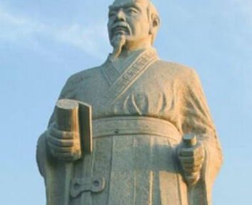 他被秦穆公相中，妻子在府中唱了首歌两人相认