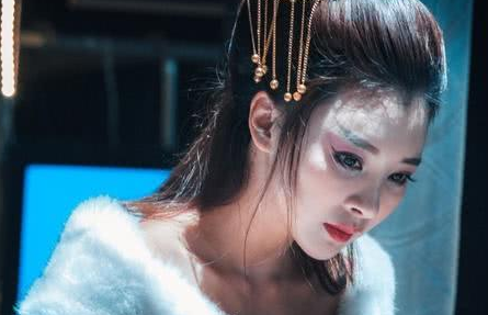 倾国倾城祸国殃民,将美貌与残忍集一身的她,最后是自杀了吗?