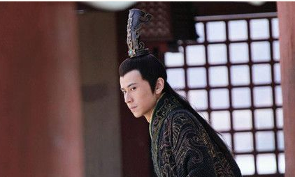 东汉第十二位皇帝，汉灵帝刘宏在宦官与外戚之间如何选择？