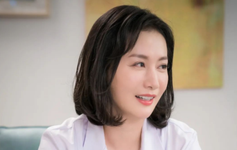 《小大夫》中王婉娟一改往常形象，演技依旧精湛