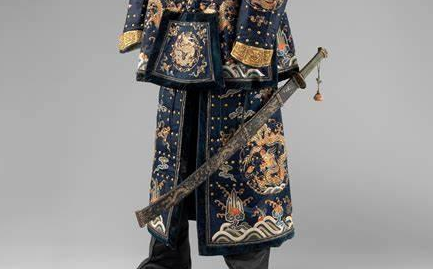 清朝时期将士军服的佩刀为何要反着戴呢？