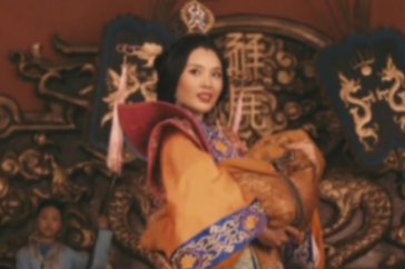 太子成婚当日，因太子妃倾国倾城直接被皇帝抢走