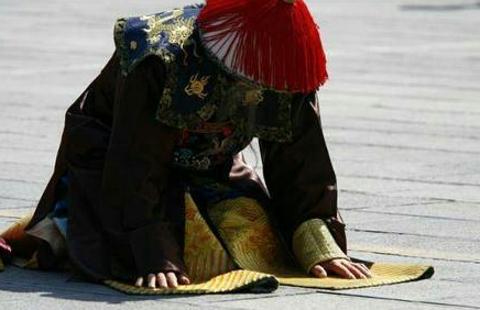 清朝官员下跪的时候为什么都要拍两下袖子 其实里面大有讲究