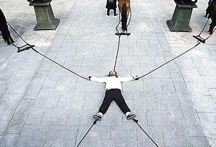 古代押送犯人路途十分艰辛 官差为什么抢着去送女犯人