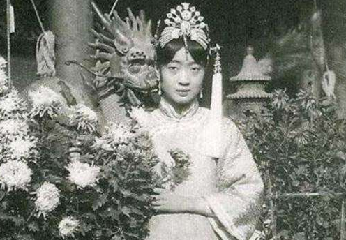 《老酒馆》剧中的婉容是末代皇后吗？婉容的结局是什么？