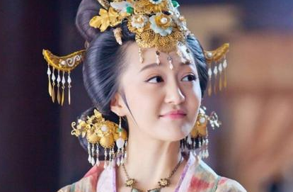 弃婴被商人抚养长大，长大后成倾国倾城的美女