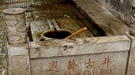 古人打完新井会丢一只乌龟进去，这是为什么呢？