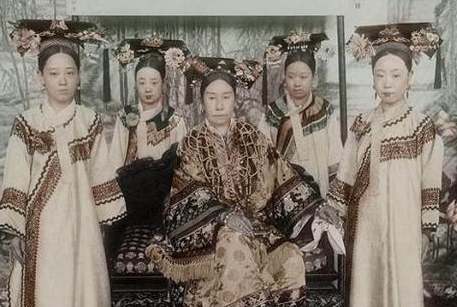 慈禧为何每次拍照都拉上四格格？背后的真相是什么？
