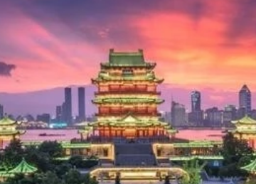 王勃是如何写出《滕王阁序》的？他参考了前人的什么诗句？